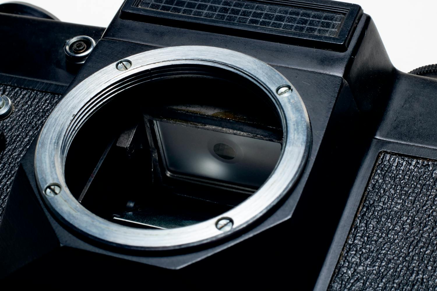 Spegelreflexkamera Spegeln bakom objektivet reflekterar bilden till sökaren i en spegelreflexkamera.